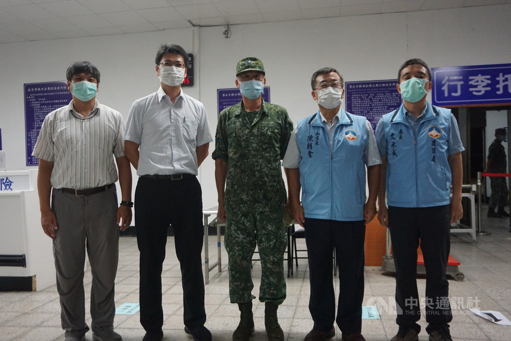 歐盟捐贈的1萬劑牛結節疹疫苗22日晚間抵達金門尚義軍機場,縣府秘書長陳朝金(右2)率建設處及防疫所人員前往接機,金防部指揮官賀政(中)也率相關人員到場。中央社記者黃慧敏攝 109年7月22日