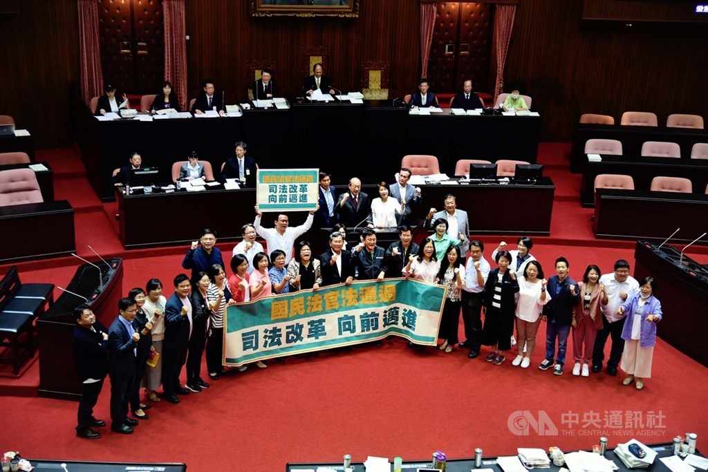 歷經3天2夜、30多小時的表決大戰,立法院臨時會院會22日上午三讀通過國民法官法。圖為民進黨立法委員於三讀通過後,在議場高喊「司法改革、向前邁進」並合影。中央社記者王飛華攝 109年7月22日