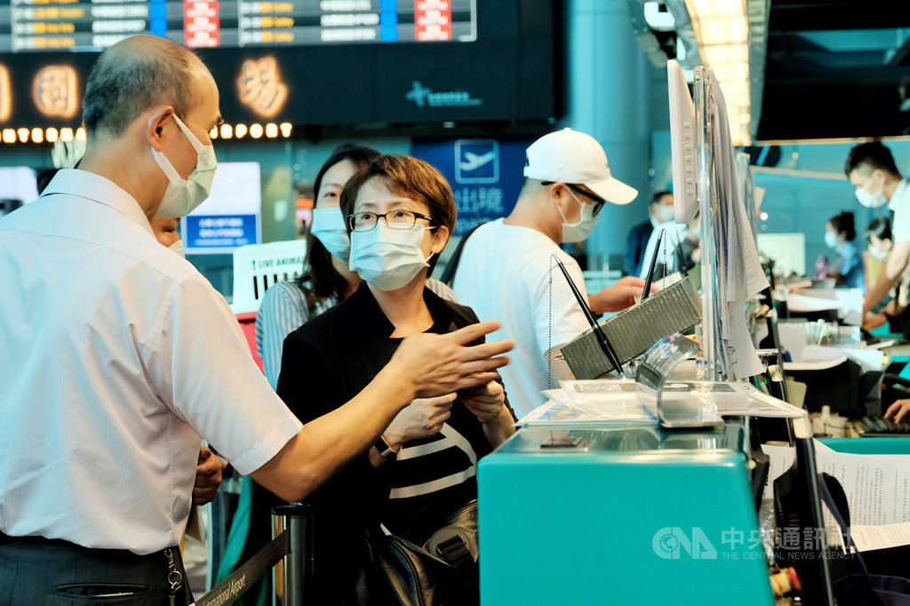 台灣首位女性駐美代表蕭美琴(左2)22日啟程赴美就任,傍晚現身桃園國際機場,蕭美琴未受訪,僅低調揮手並表示感謝。中央社記者吳睿騏桃園攝 109年7月22日