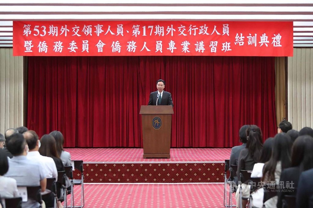 外交部長吳釗燮22日表示,台灣的外交處境特殊,工作充滿挑戰,但台灣的良善終究會被世界看見,第一線外交人員應掌握所有機會,為國家爭取最大利益。(外交部提供)中央社記者陳韻聿傳真 109年7月22日