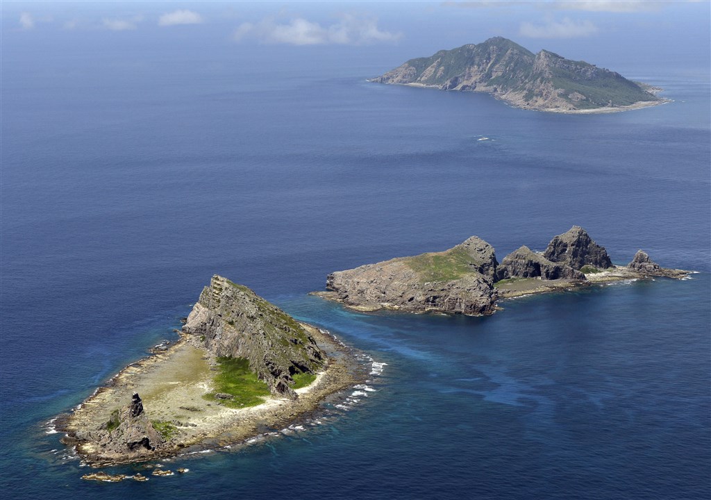 中國海警船2日創下連續111天在釣魚台列嶼(圖)周邊海域最長航行紀錄,日媒報導,只要中國海警船進入釣魚台列嶼海域,中國海軍就會同時部署飛彈快艇。(共同社)