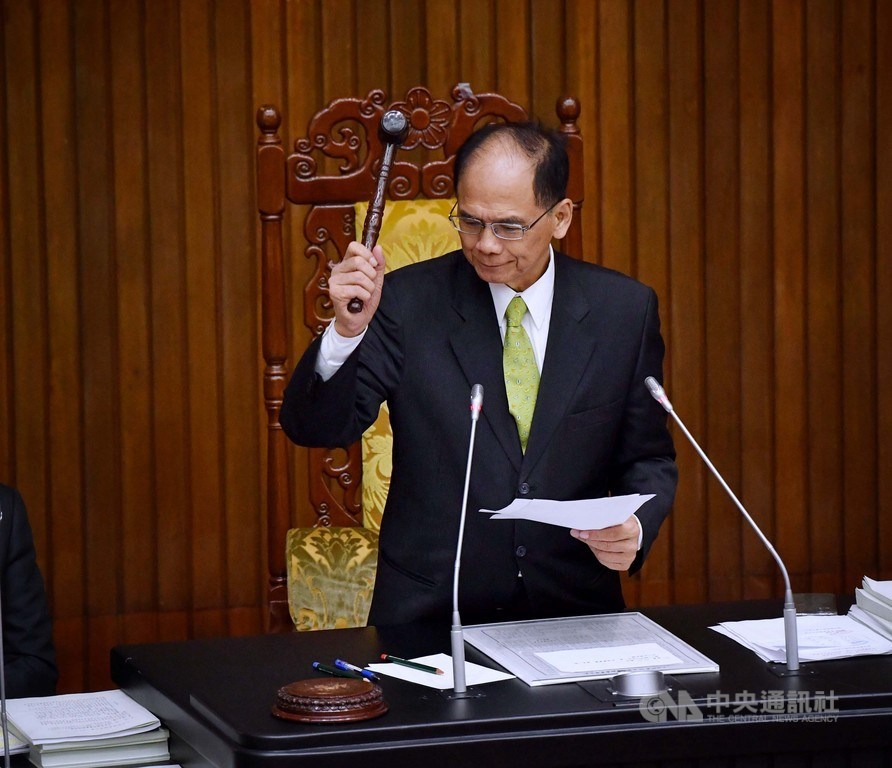 立法院臨時會院會22日上午三讀通過國民法官法,規定進行國民參與審判的案件,由法官3人及國民法官6人組成國民法官法庭,共同進行審判。圖為立法院長游錫堃敲槌。中央社記者王飛華攝 109年7月22日