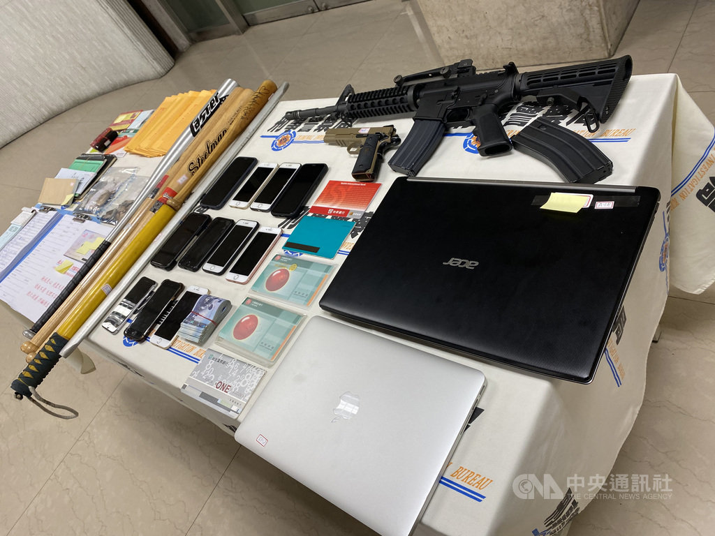 竹聯幫和堂成員李男等人長期在新北市經營地下錢莊,去年得知受害人黃男向銀行抵押房產借貸還債,便佯稱可助其協調債務而將其一家軟禁、分款,刑事局獲報循線查獲7嫌送辦。23日在記者會中展示查扣的贓證物。中央社記者黃麗芸攝 109年7月23日