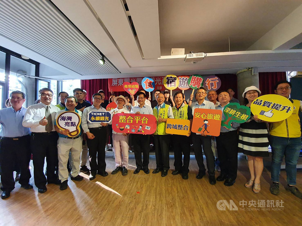 「屏東觀光圈及觀光產業座談會」23日在東港福灣巧克力莊園舉行,交通部長林佳龍(前右7)等人與屏東觀光業者交流,聽取地方意見。中央社記者郭芷瑄攝 109年7月23日