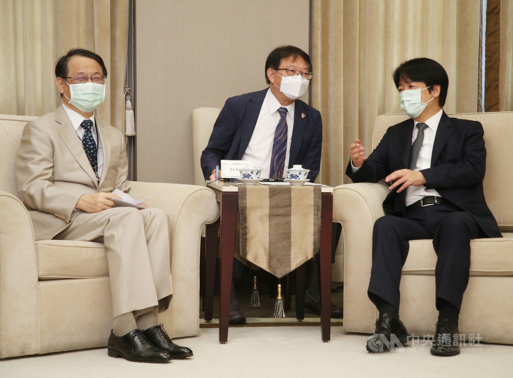 副總統賴清德(右)23日在總統府接見日本台灣交流協會台北事務所代表泉裕泰(左),感謝日本政府支持台灣參與WHA,並表示面對武漢肺炎、天災或是國際局勢變化,國家間互相合作都是非常必要,希望台日關係能夠更緊密,共同面對各種事情。中央社記者鄭傑文攝 109年7月23日