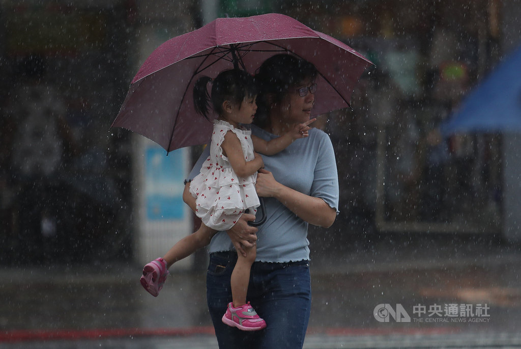 午後對流雲系發展旺盛，易有短時強降雨，中央氣象局23日下午持續發出大雨特報，12縣市要注意瞬間大雨。中央社記者張新偉攝　109年7月23日