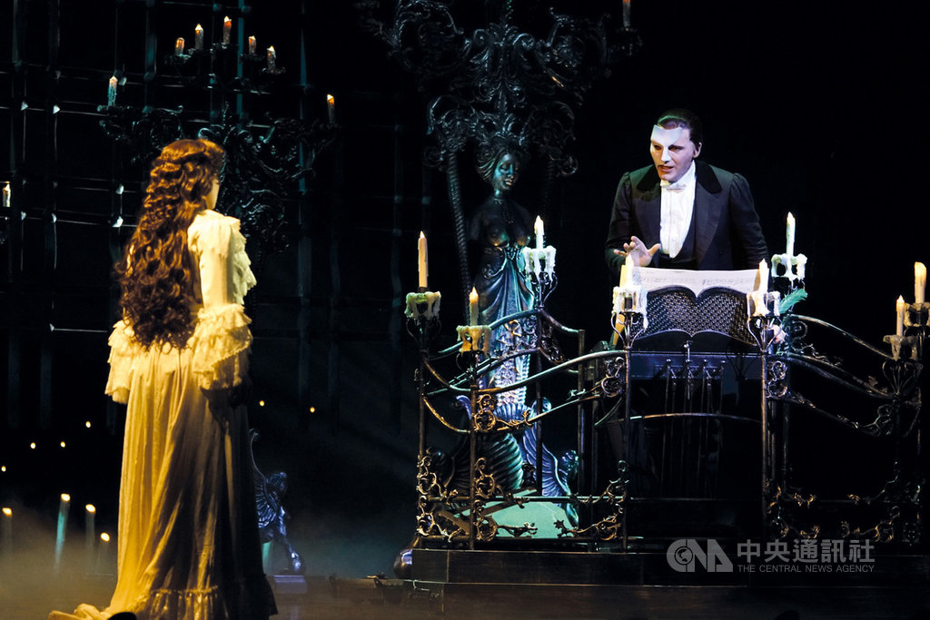 百老匯音樂劇「歌劇魅影」11月將第4度訪台演出,票券持續熱銷中。寬宏藝術23日表示,行政院振興三倍券15日啟用,一天內就帶入新台幣1500萬元票房,其中全本音樂劇「歌劇魅影」就占了最大額度。(寬宏藝術提供)中央社記者王心妤傳真 109年7月23日
