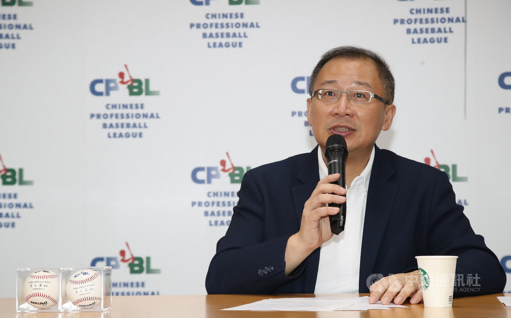 中華職棒下半季賽事24日將開打,中職會長吳志揚23日宣布下半季觀眾進場再放寬,除了家人,朋友也可以坐一起,最多可容納各球場座位數的7成8。中央社記者張新偉攝 109年7月23日
