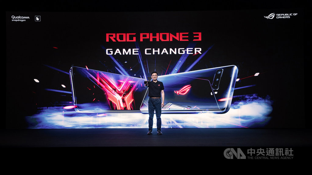電腦品牌廠華碩共同執行長許先越22日晚間發表第3代電競手機ROG Phone 3及全系列周邊,23日起在台灣開放預購。(華碩提供)中央社記者吳家豪傳真 109年7月23日
