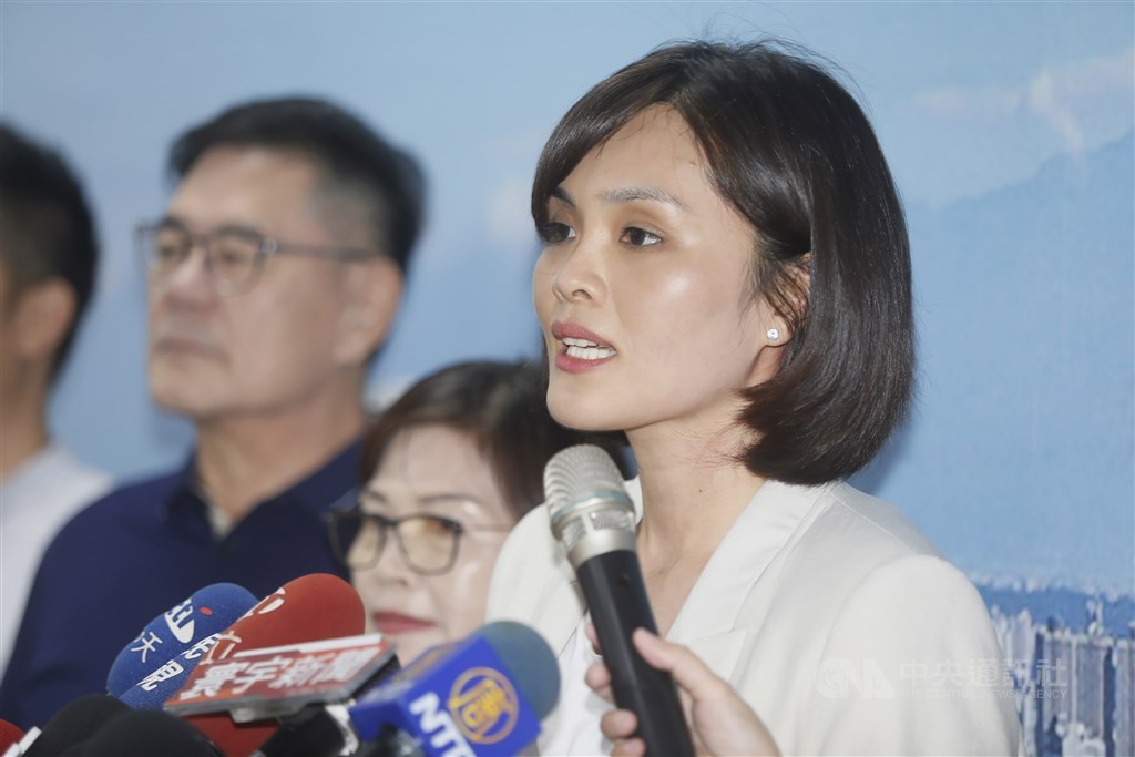 高雄市長補選進入倒數,國民黨參選人李眉蓁(前)涉論文抄襲爭議,她23日中午召開記者會,宣布將放棄自己的中山大學碩士學位。(中央社檔案照片)