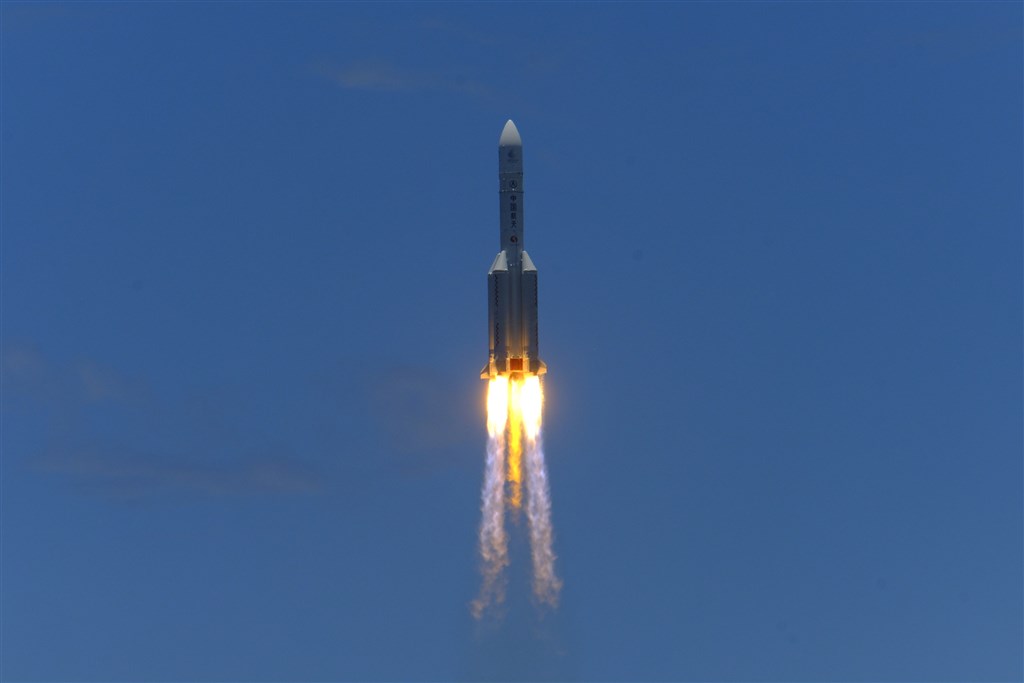 中國首次火星探測任務「天問一號」23日中午成功發射升空,探測器已進入預定軌道,預計明年2月抵達火星,將進行火星環繞、登陸和巡視探測。(中新社)