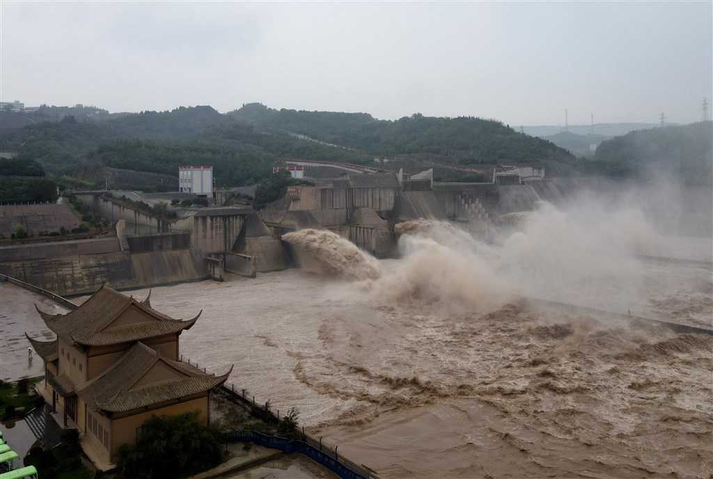 中國多地近期遭受暴雨和洪水天災之際,新華社旗下微信公眾號日前卻刻意用擬人化的輕鬆口吻推送相關報導,此事引起大陸網友撻伐。黃河進入「七下八上」防汛關鍵期,圖為21日的黃河小浪底水利樞紐。(中新社)