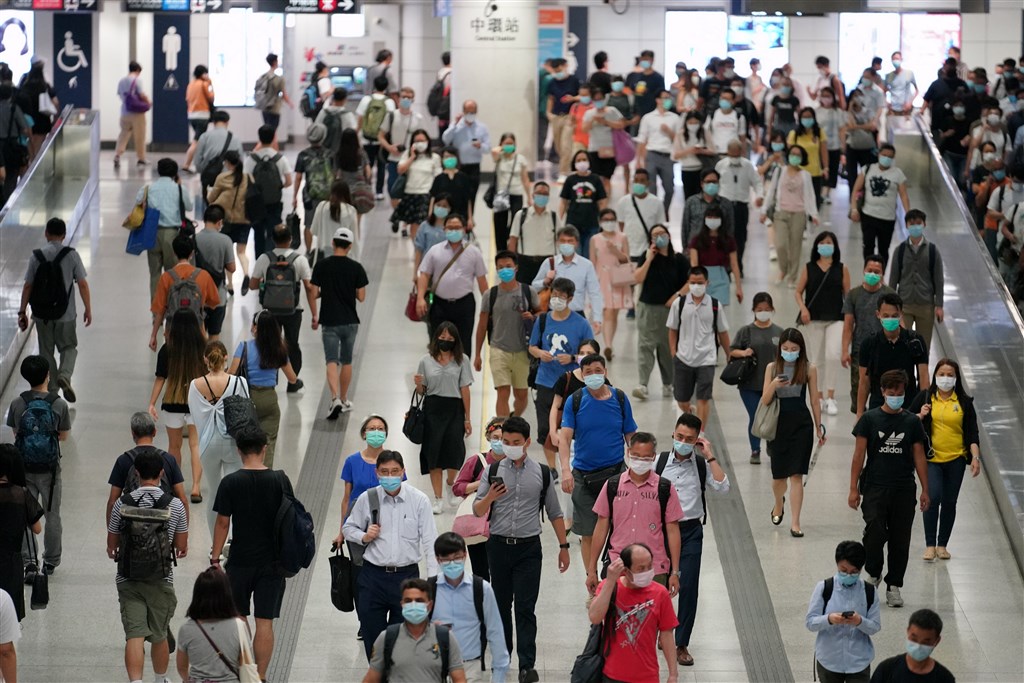 香港23日新增118例武漢肺炎確診病例,創下單日確診個案新高。圖為22日香港地鐵通道裡,民眾戴口罩防疫。(中新社)