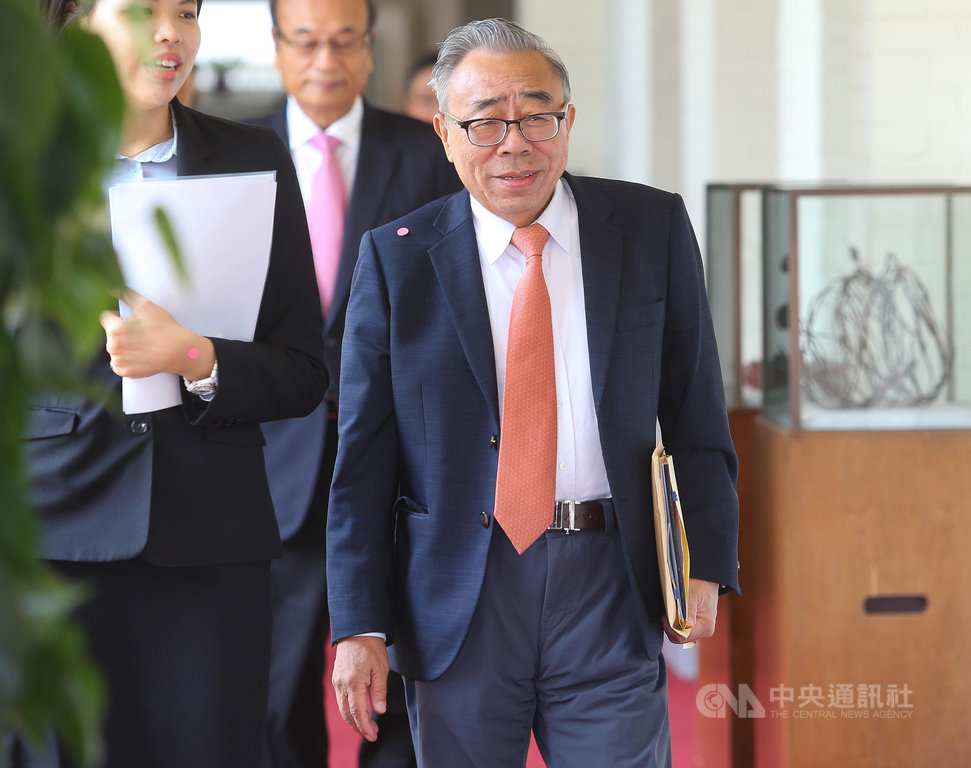全國工業總會理事長、台塑集團總裁王文淵(前)23日前往立法院拜會立法院長游錫堃。中央社記者謝佳璋攝 109年7月23日