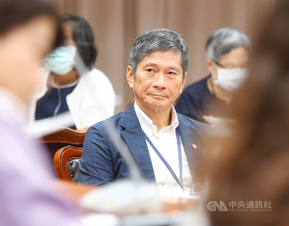 文化部長李永得(中)23日出席「後疫情時期藝術品市場如何振興」公聽會,聽取委員們的意見。中央社記者謝佳璋攝 109年7月23日