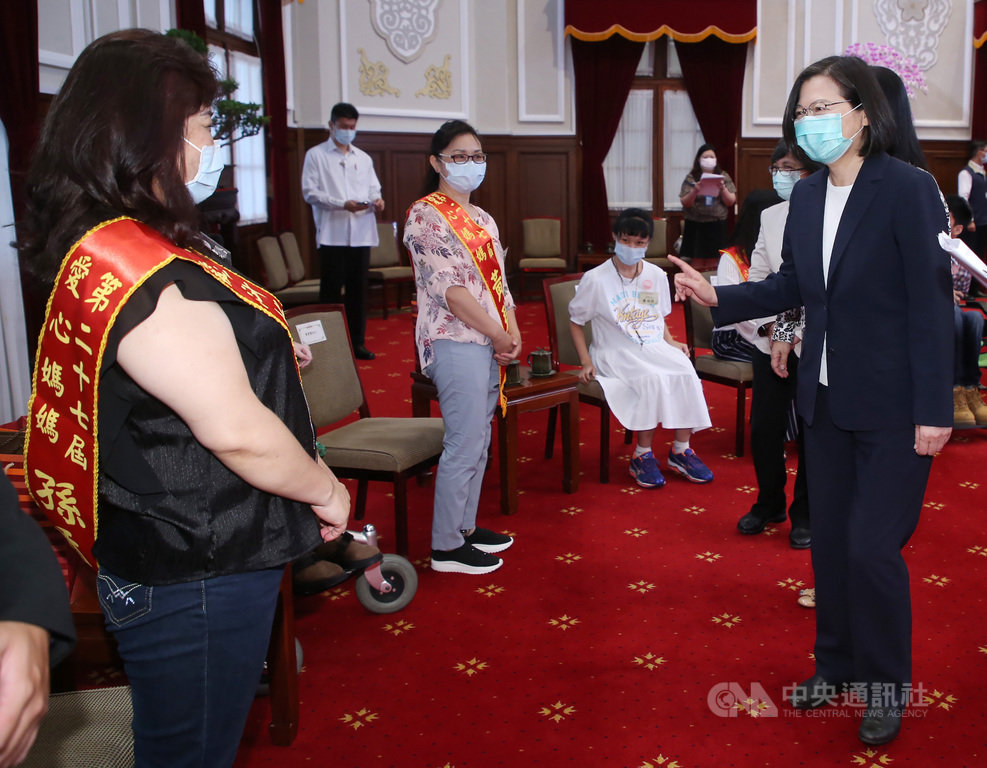 總統蔡英文(右)23日在總統府接見第27屆全國十大傑出愛心媽媽慈暉獎得獎人,蔡總統仔細詢問媽媽們的近況、照顧子女的困難。中央社記者鄭傑文攝 109年7月23日