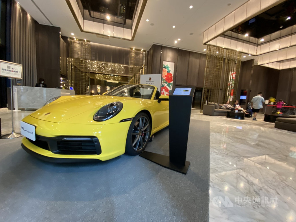 新北市板橋凱撒大飯店攜手豪華車品牌保時捷(Porsche)推出住房專案,旅客入住即可免費試乘。中央社記者余曉涵攝 109年7月24日
