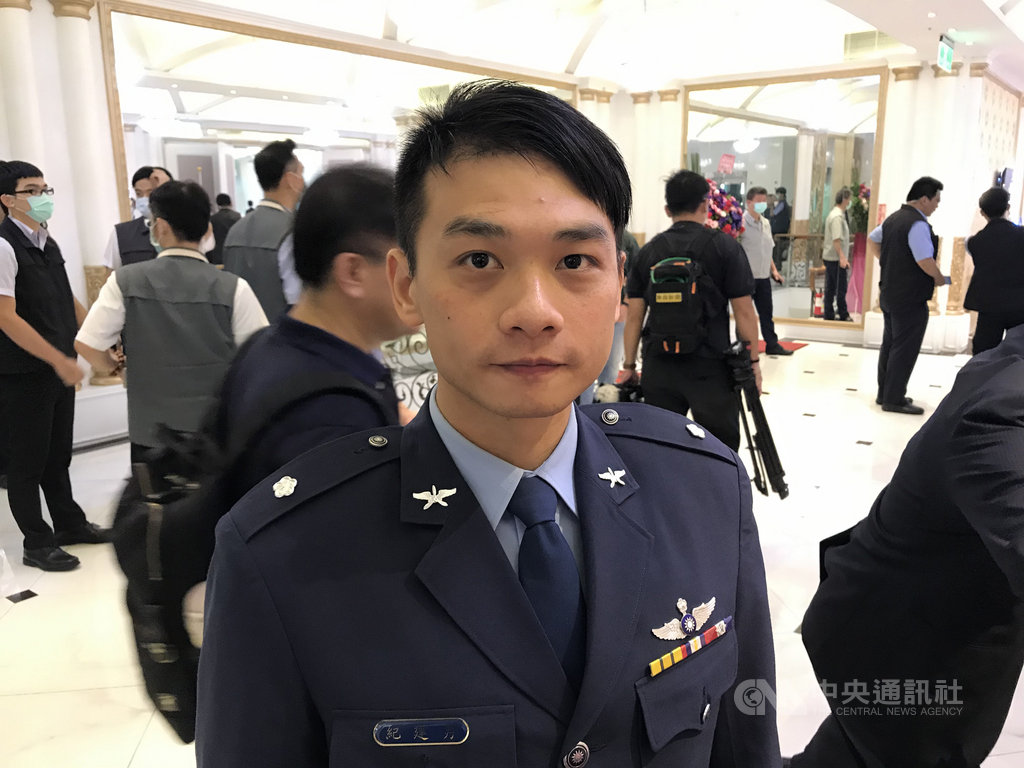 成立20週年的國家搜救指揮中心24日舉辦紀念專書發表會暨表揚活動,接受表揚的空軍救護隊少校飛行官紀建男(前)說,執行救援任務時常遇環境限制,能順利完成任務,要感謝機組人員。中央社記者劉建邦攝 109年7月24日