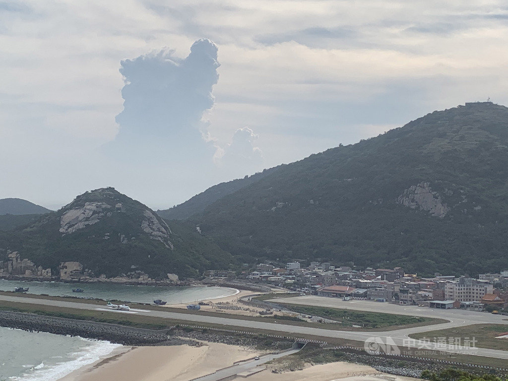 國內旅遊興盛,馬祖觀光人潮增多,由於受限機場地形與場站設備,無法晚間起降,下午4時10分降落至北竿機場的飛機已是最末班航班。中央社記者邱筠攝 109年7月24日