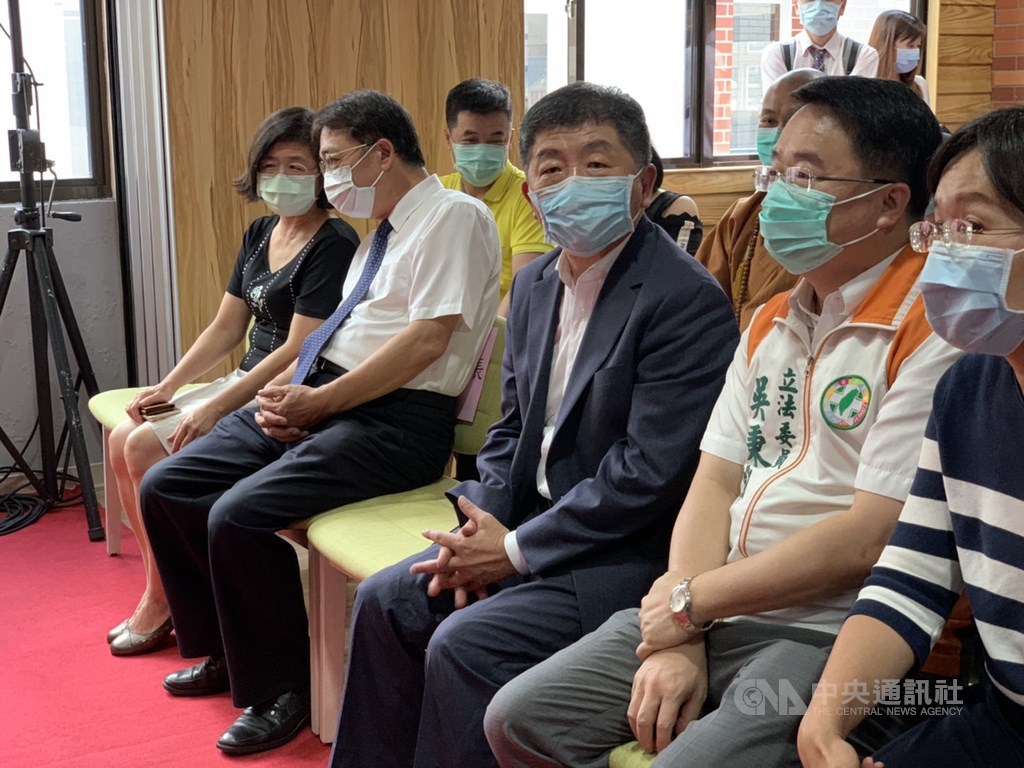 衛福部長陳時中(前右3)、民進黨立委吳秉叡(前右2)24日上午出席台北醫院附設悅心長照暨早療中心開幕儀式。中央社記者葉臻攝 109年7月24日