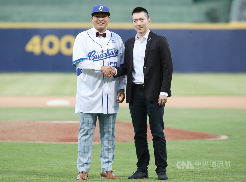 中華職棒富邦悍將隊24日在新莊棒球場與選秀第一輪指名選手張進德(左)簽訂合約,張進德也成為本屆選秀最快簽約的選手,領隊蔡承儒(右)為他穿上球衣後合影。中央社記者張新偉攝 109年7月24日