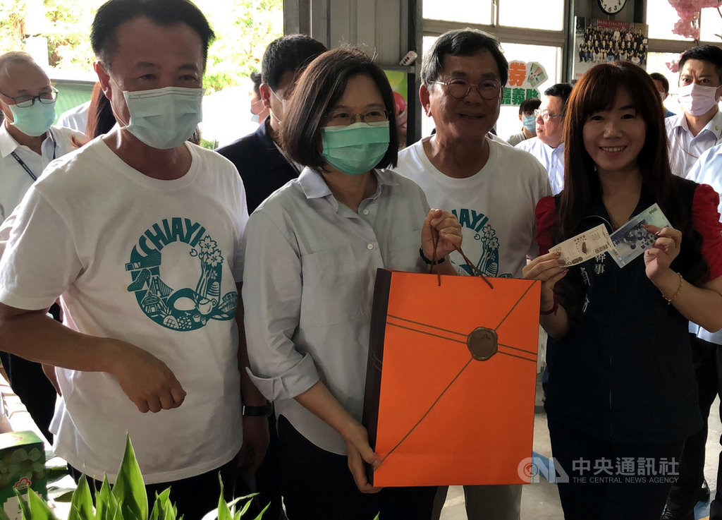總統蔡英文(前左2)24日在嘉義縣長翁章梁(前左)、民進黨籍立委陳明文(前右2)等人陪同下,前往參觀嘉義縣竹崎鄉果園,並使用三倍券購買禮盒。中央社記者黃國芳攝 109年7月24日