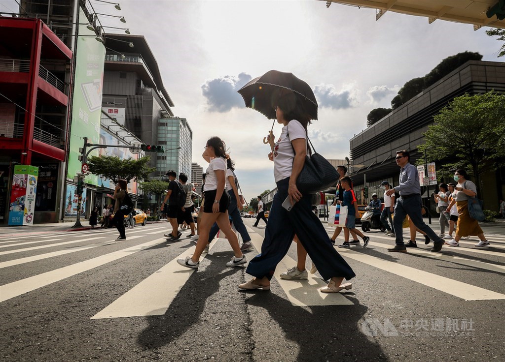 中央氣象局24日觀測到台北測站出現攝氏39.7度高溫創紀錄,氣象局表示,主要是太平洋高壓沉降、華南一帶暖空氣往台灣吹、大台北盆地地形及都市熱島效應等4大因素綜合影響導致。中央社記者裴禛攝 109年7月24日