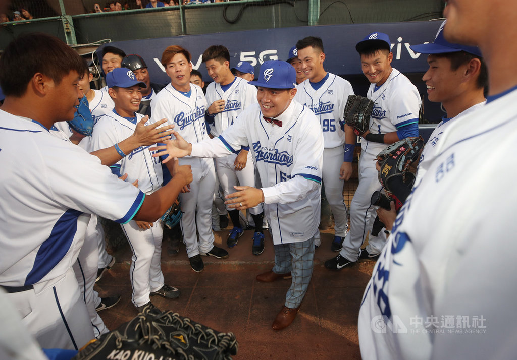 中華職棒富邦悍將隊24日與選秀第一輪指名選手張進德(前中)簽訂合約,並在新莊球場舉行加盟儀式,賽前張進德並與隊友喊聲集氣。中央社記者張新偉攝 109年7月24日
