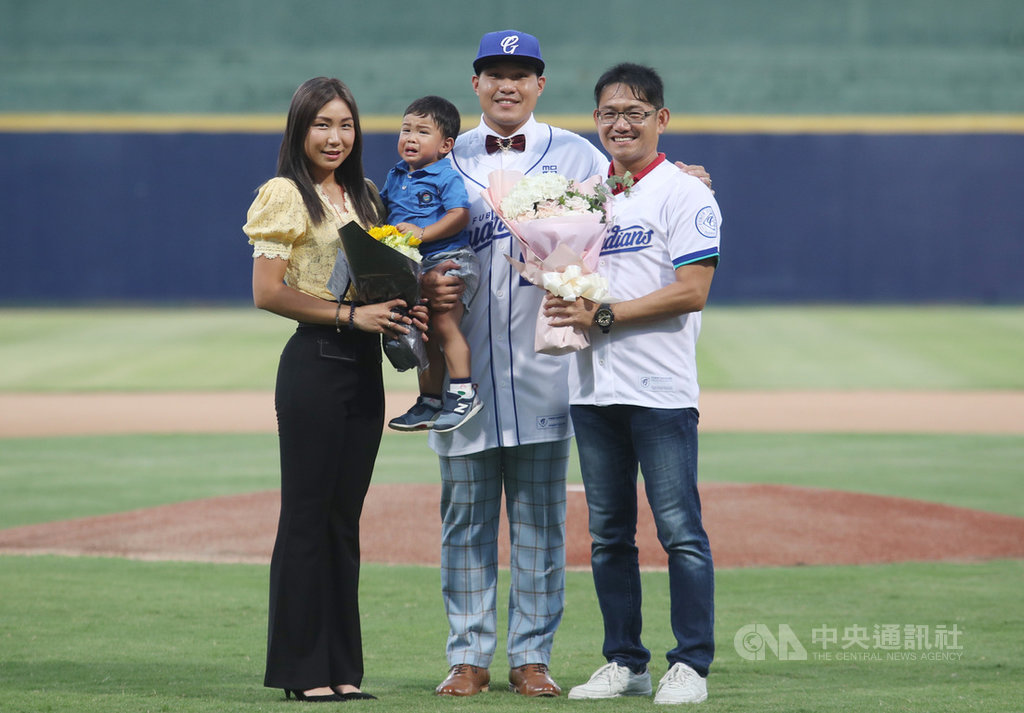 中華職棒富邦悍將隊今年選秀第一輪指名選手張進德(右2)24日正式簽訂合約,並在球場舉行加盟儀式,張進德的太太(左)、台東豐田國小校長方穎豐(右)到場見證。中央社記者張新偉攝 109年7月24日