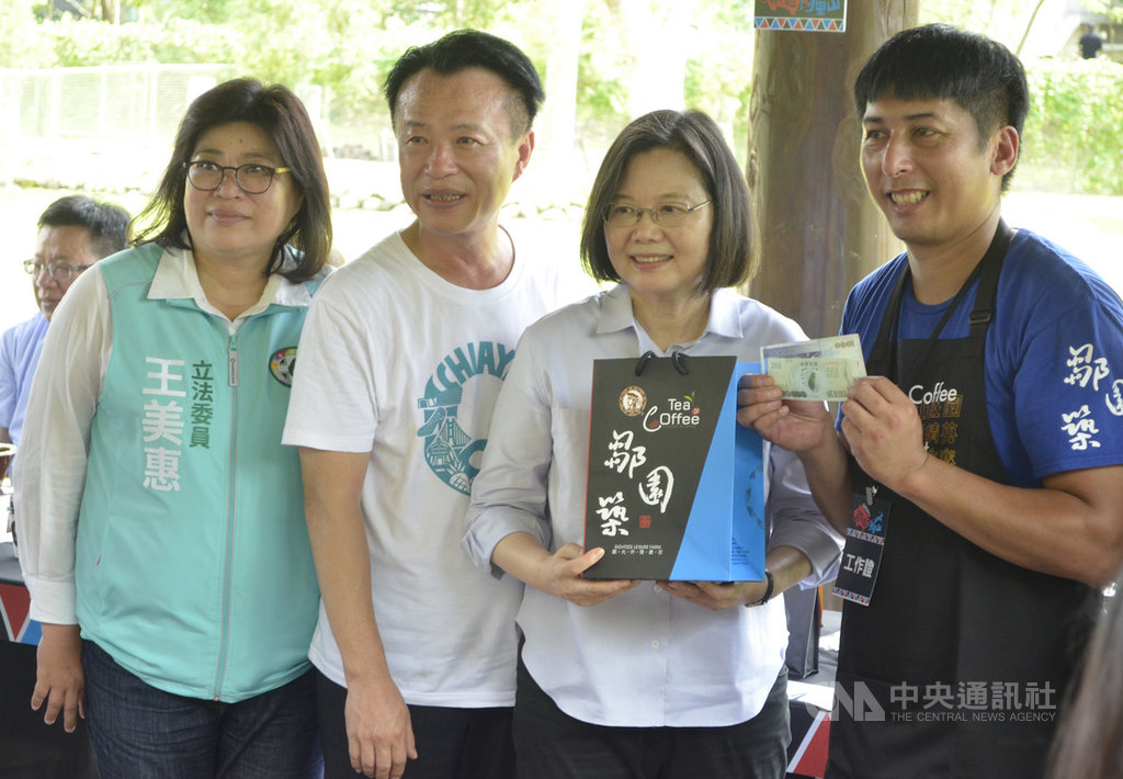 總統蔡英文(右2)24日走訪逐鹿社區,品嚐阿里山咖啡,更當場拿出三倍券搭配現金購買咖啡禮盒,與有「咖啡王子」稱號的咖啡農方政倫(右)、嘉義縣長翁章梁(左2)、民進黨籍立委王美惠(左)開心合影。中央社記者蔡智明攝 109年7月24日