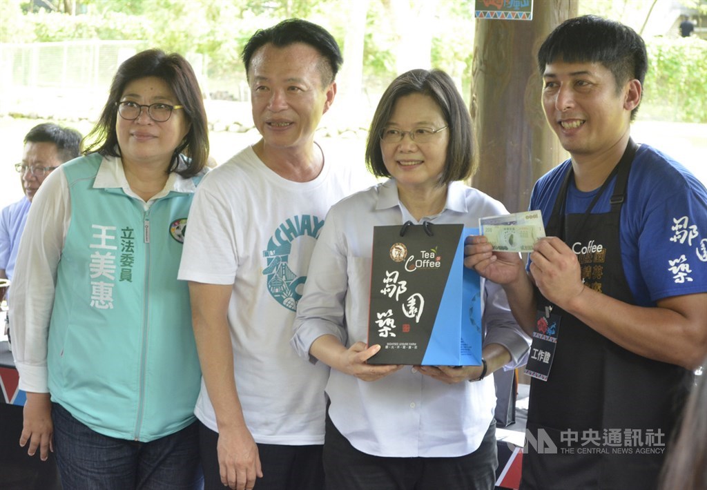 總統蔡英文(右2)24日走訪逐鹿社區,品嚐阿里山咖啡,更當場拿出三倍券搭配現金購買咖啡禮盒,與有「咖啡王子」稱號的咖啡農方政倫(右)、嘉義縣長翁章梁(左2)、民進黨籍立委王美惠(左)開心合影。中央社記者蔡智明攝 109年7月24日