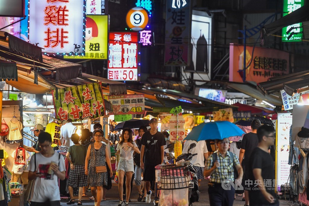 武漢肺炎疫情趨緩,加上振興三倍券15日正式上路,新北市樂華夜市人潮回流,不少民眾逛夜市吃美食。中央社記者林俊耀攝 109年7月15日