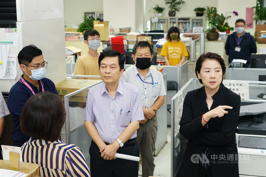 台北市建管處涉收賄人員曾華崇身亡,台北市副市長黃珊珊(右)24日與都發局長黃景茂(前右2)至建管處探視工作同仁,並安撫人員情緒。(台北市政府提供)中央社記者陳怡璇傳真 109年7月24日