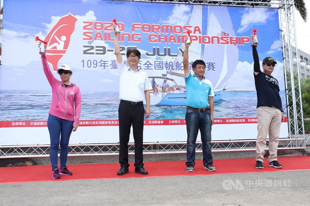 2020台灣盃全國帆船錦標賽24日起在澎湖觀音亭海域登場,來自全國9縣市、170名選手海上競技,力拚佳績。(帆船協會提供)中央社 109年7月24日