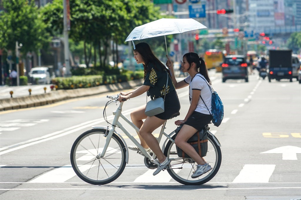 全台天氣超級熱,根據氣象局觀測,截至24日上午11時,台北已出現攝氏36.5度高溫,是連續第17天高溫超過36度,打破歷史紀錄。(中央社檔案照片)