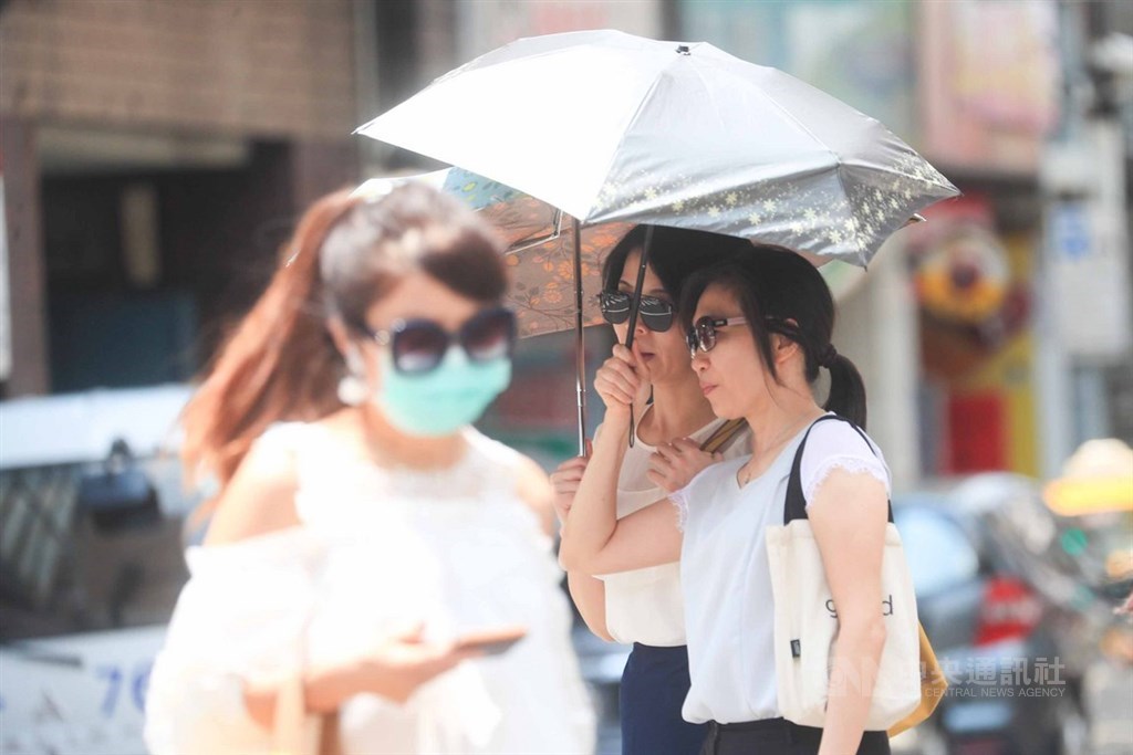 24日台北測站下午2時19分觀測到攝氏39.7度高溫,打破歷史紀錄。(中央社檔案照片)