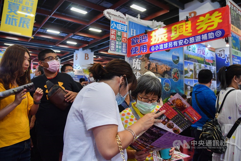 2020台北夏季旅展持續在台北世貿一館舉行,19日吸引許多民眾進場參觀,不少業者搭配振興三倍券推出加碼優惠,搶攻國內旅遊商機。中央社記者林俊耀攝 109年7月19日