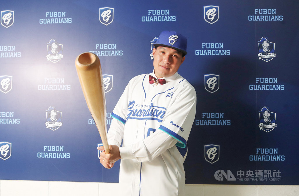 中職富邦悍將隊24日賽前為選秀首輪選入的捕手張進德舉辦加盟儀式,張進德與悍將簽下2.5年複數年約,合約總值新台幣1226萬元,本季月薪40萬元。中央社記者張新偉攝 109年7月24日