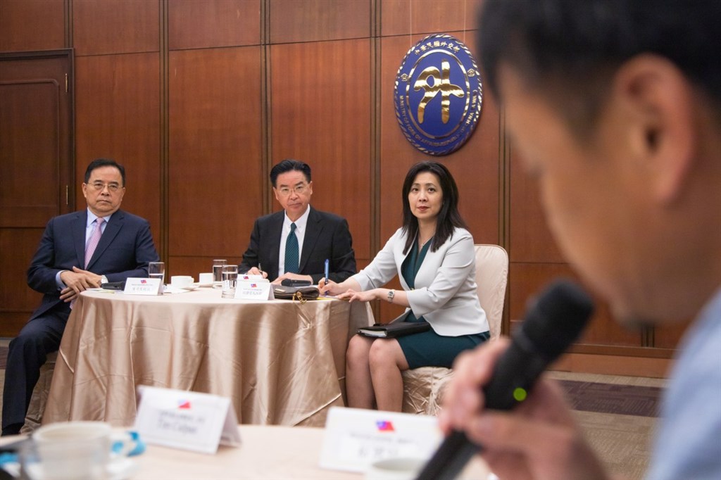 外交部長吳釗燮(中)22日與駐台外媒記者舉行定期會晤,就香港局勢、台美關係等議題交換意見,共計約30家外媒、40多名記者出席,其中包括華盛頓郵報駐台記者。(圖取自twitter.com/MOFA_Taiwan)