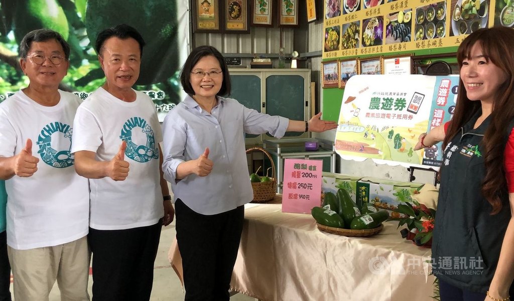 總統蔡英文(左3)24日參觀嘉義縣竹崎鄉果園,並與縣長翁章梁(左2)、民進黨立委陳明文(左1)介紹農遊券使用方法。中央社記者黃國芳攝 109年7月24日