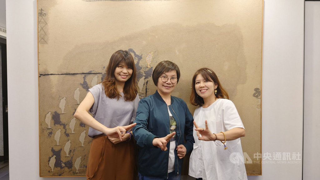 資深歌仔戲演員唐美雲(中),最近上文化總會與寶島聯播網聯合製作的「文化ya總會」,聊台灣歌仔戲演變史。(文化總會提供)中央社記者葉冠吟傳真 109年7月24日