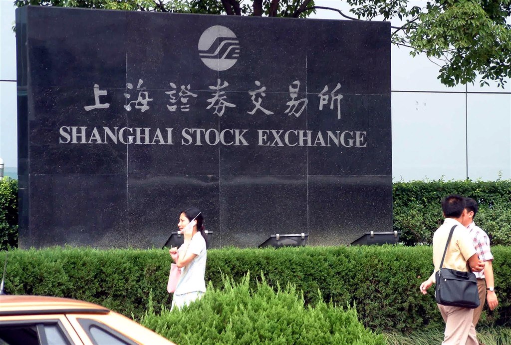 美中關係緊張,陸股24日大幅下探,上證收盤失守3200點關卡,盤中一度跌逾4%,最終收跌3.86%。北向資金大舉出逃逾百億,共賣出人民幣163.57億元。(中新社)