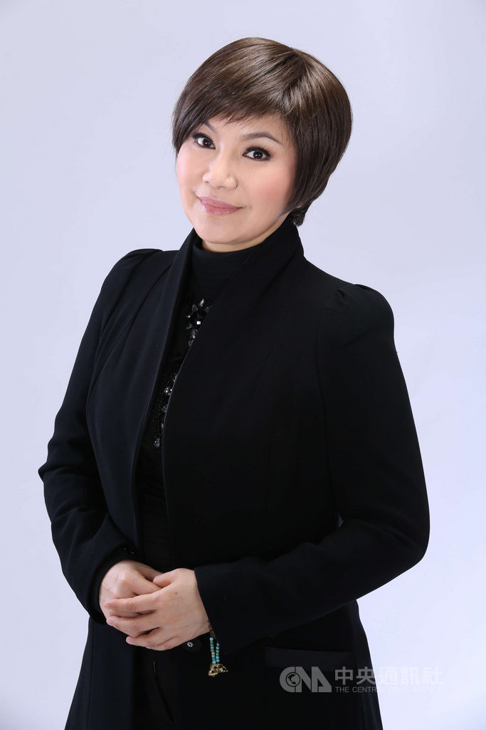 資深歌仔戲演員唐美雲(圖)近日上文化總會廣播節目聊台灣歌仔戲演變史,唐美雲在節目中分享,早期歌仔戲主角大多由男性演出,後來為了避免女性觀眾太入戲「看戲看到跟戲走」,男主角漸漸改以女性反串扮演。(文化總會提供)中央社記者葉冠吟傳真 109年7月24日