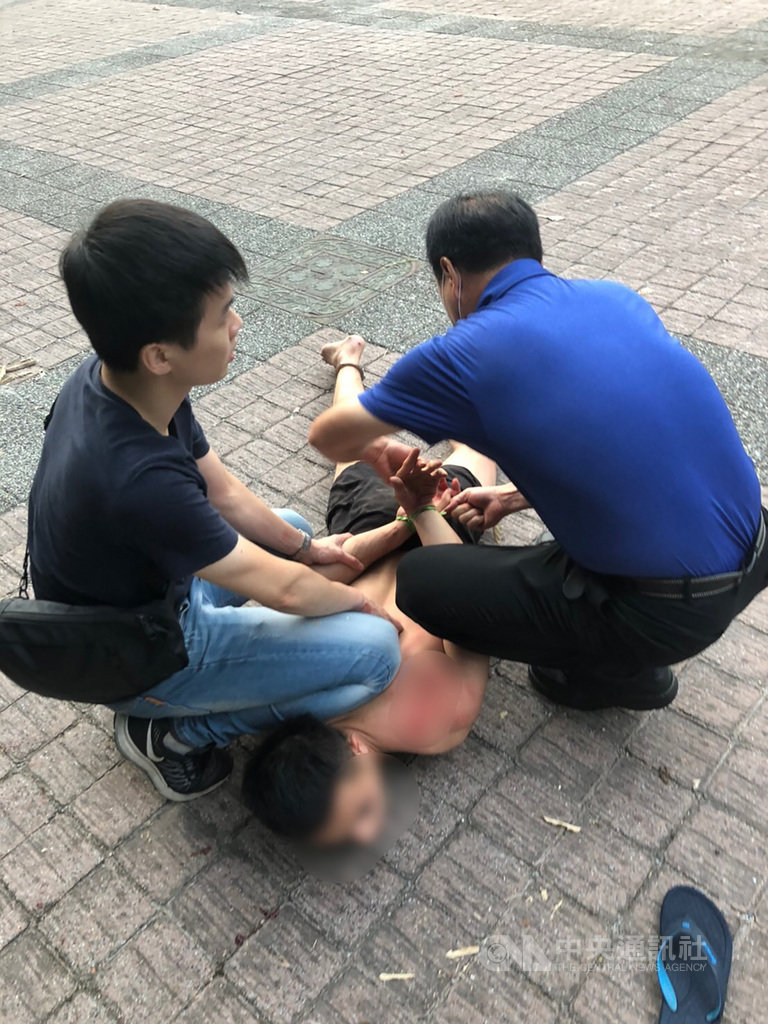 新北市汐止、樹林區等地24日凌晨接連發生便利商店搶案,犯嫌身高、體型類似,且都帶著相同背包,警方懷疑是同一人犯案,晚間在泰安瀑布旁產業道路步道發現犯嫌(趴地者),將他壓制後上銬帶回警局偵訊。(翻攝照片) 中央社記者葉臻傳真 109年7月24日