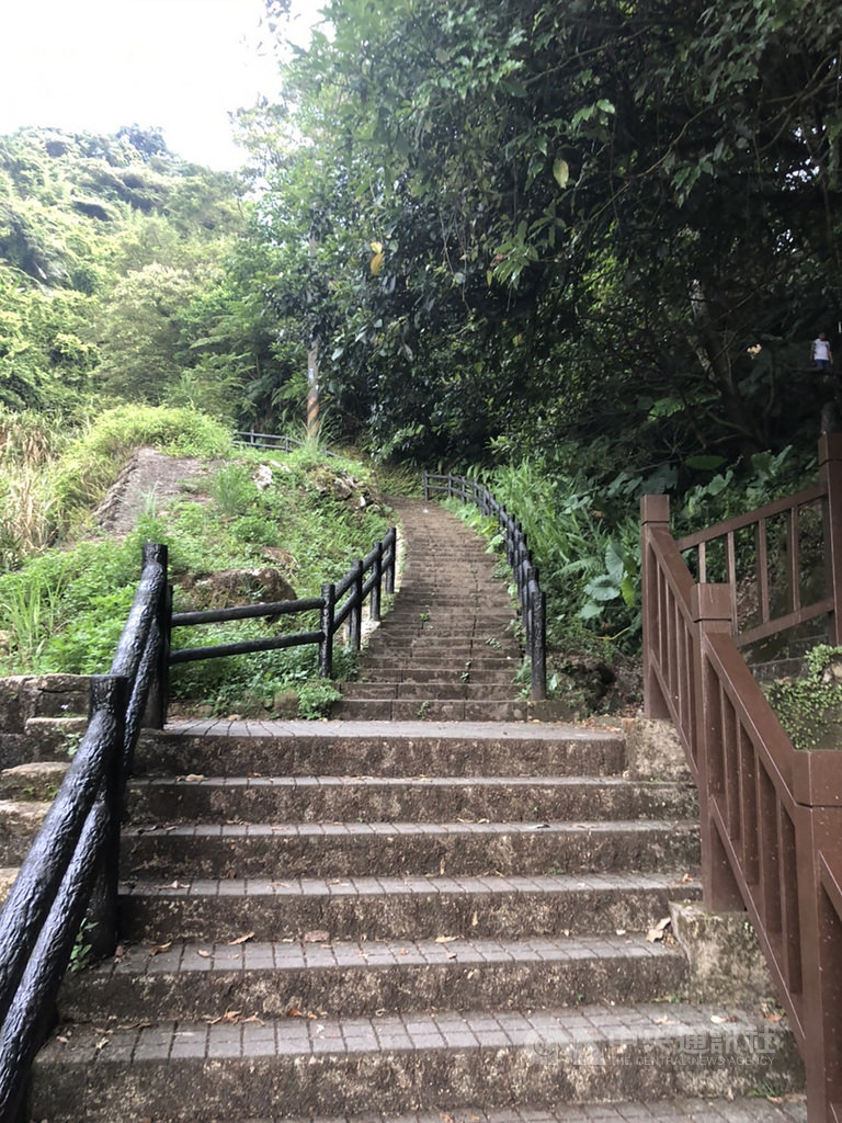 雙北地區24日凌晨先後發生多起超商搶案,警方循線調查後鎖定犯嫌,兵分多路找人,晚間在基隆泰安瀑布旁產業道路步道發現越南籍犯嫌,將其帶回偵訊。(翻攝照片) 中央社記者葉臻傳真 109年7月24日