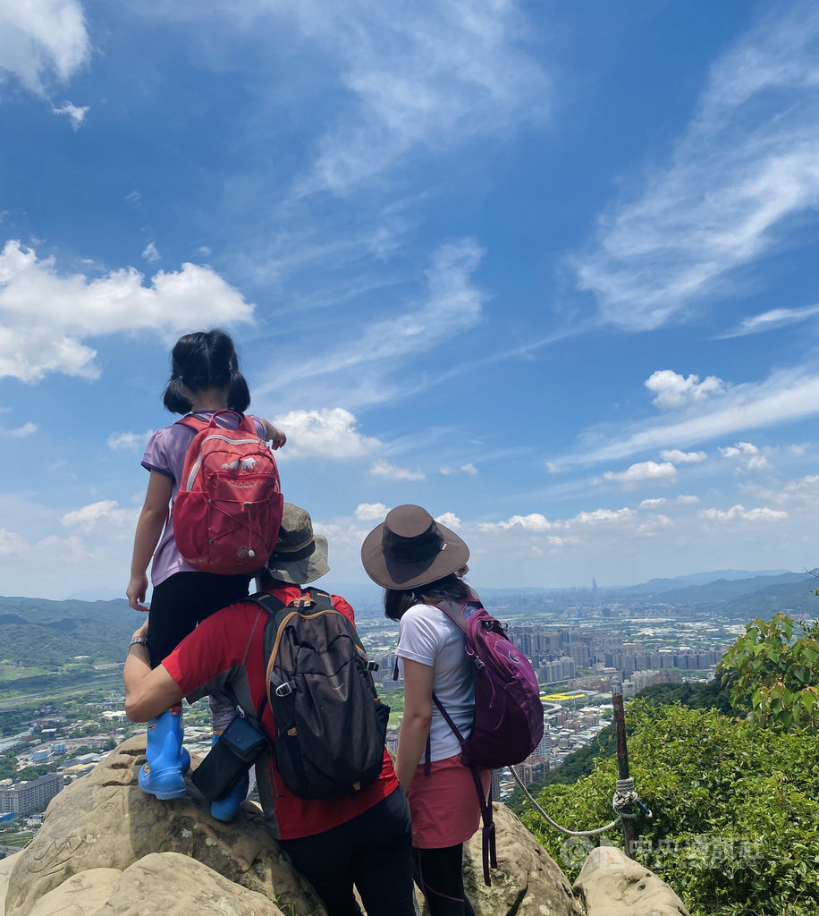2020新北登山旅遊節推出多元化輕旅行,觀旅局長張其強24日表示,全人化的郊山步道可讓親子共遊,全齡化的登山系統讓各年齡階層都可以登山、全年化的設施讓民眾春夏秋冬都可體驗新北山林的美好,歡迎民眾走入大自然。(新北市觀旅局提供)中央社記者黃旭昇新北市傳真 109年7月24日