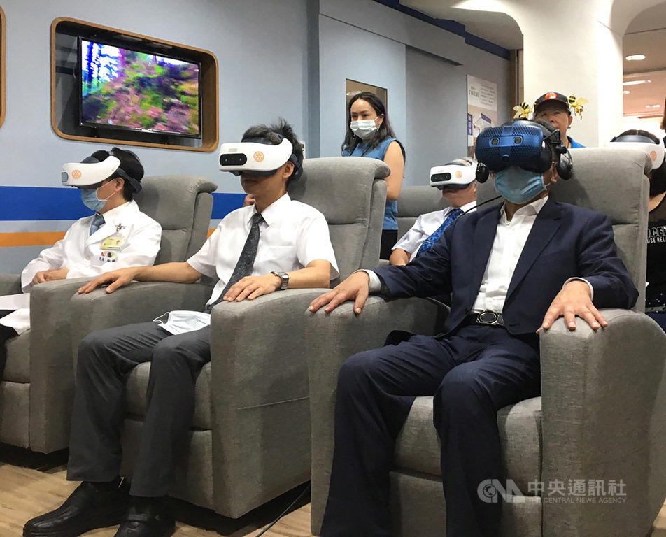 台北醫院附設新莊悅心社區長照機構暨早療中心24日揭牌啟用,衛生福利部長陳時中(右1)出席體驗最新引進的宏達電VR(虛擬實境)設備。(宏達電提供)中央社記者吳家豪傳真 109年7月24日