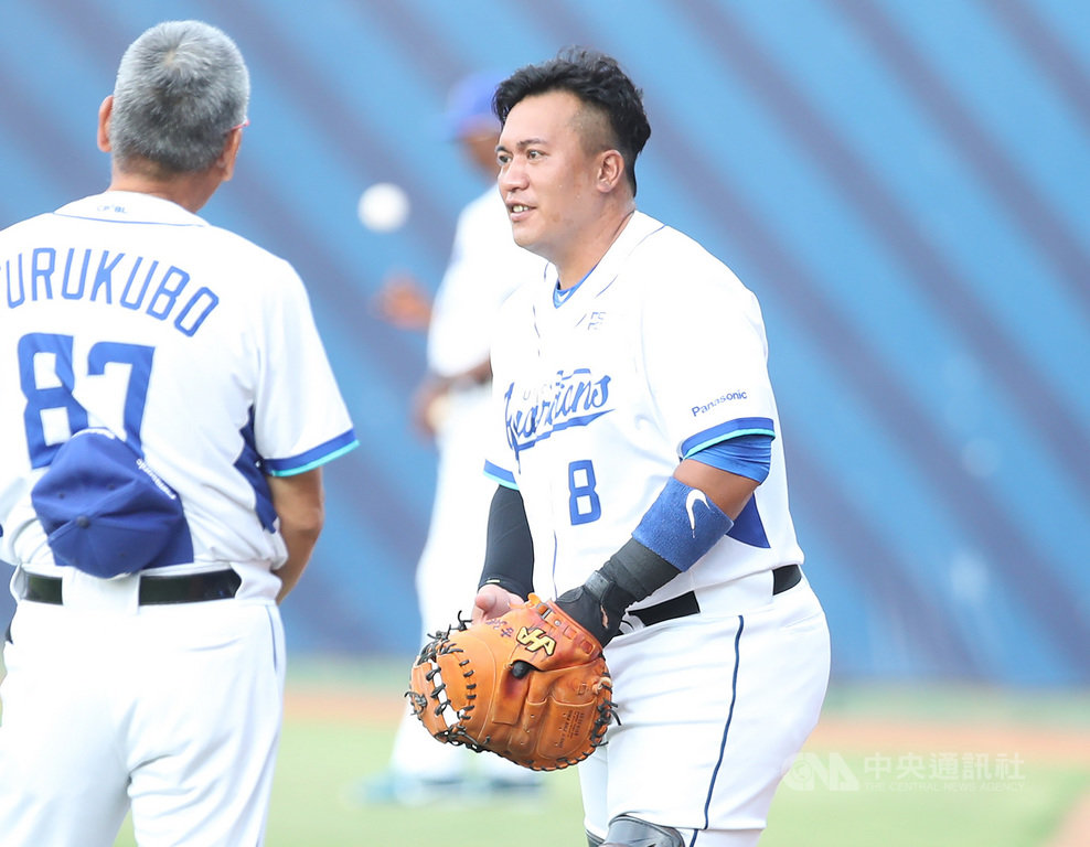 中職富邦悍將隊方克偉(右)今年僅在一軍出賽5場,5月初就因為手肘不適下二軍,24日為中職下半季首日,方克偉重回一軍,先發蹲捕與投手羅力搭配。中央社記者張新偉攝 109年7月24日