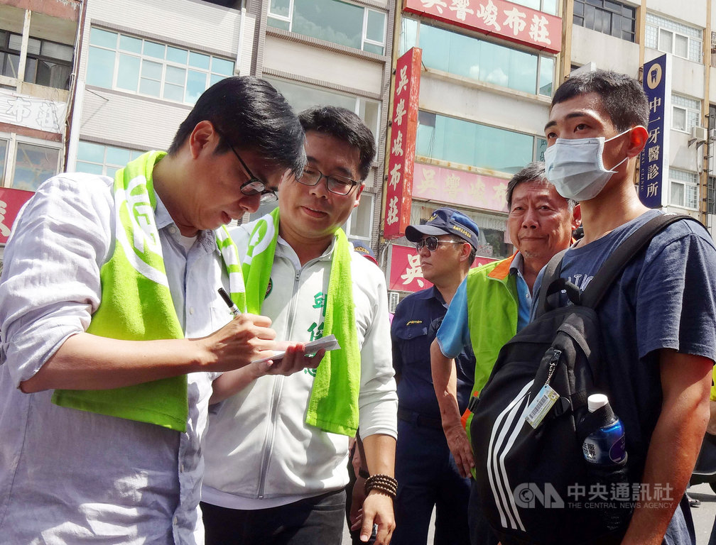 民進黨高雄市長補選參選人陳其邁(左)25日到前金區和苓雅區的傳統市場拜票,受到攤商及民眾歡迎,紛紛要求簽名與合影。中央社記者陳朝福攝 109年7月25日