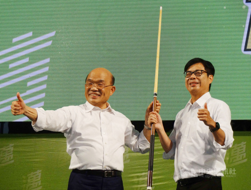 行政院長蘇貞昌(左)25日南下高雄出席「會做事.趕緊衝–緊衝連線挺其邁造勢大會」,為民進黨高雄市長補選參選人陳其邁(右)站台,力薦陳其邁是了解中央、能跟中央溝通的高雄市長最佳人選。中央社記者陳朝福攝 109年7月25日